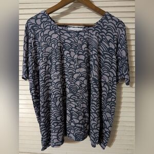Allison Izu Black and Gray Patterned Short Sleeve Top